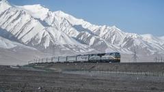 Qinghai–Tibet Railway Guide: How to Choose the Best Train to Tibet for Your First Journey