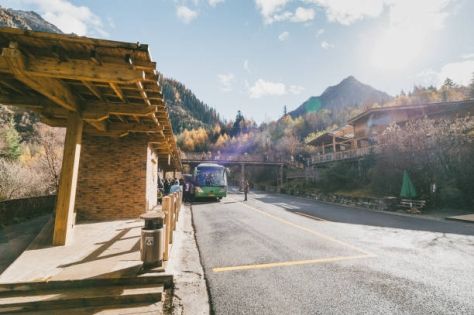 Jiuzhaigou Travel Guide: Transport Routes, Fairy-Tale Attractions & Tibetan Food