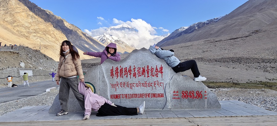 Mount Everest Tourists