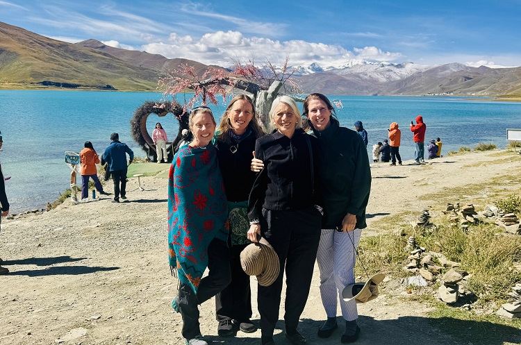 Group Photo of Tourists with China Dragon Travel